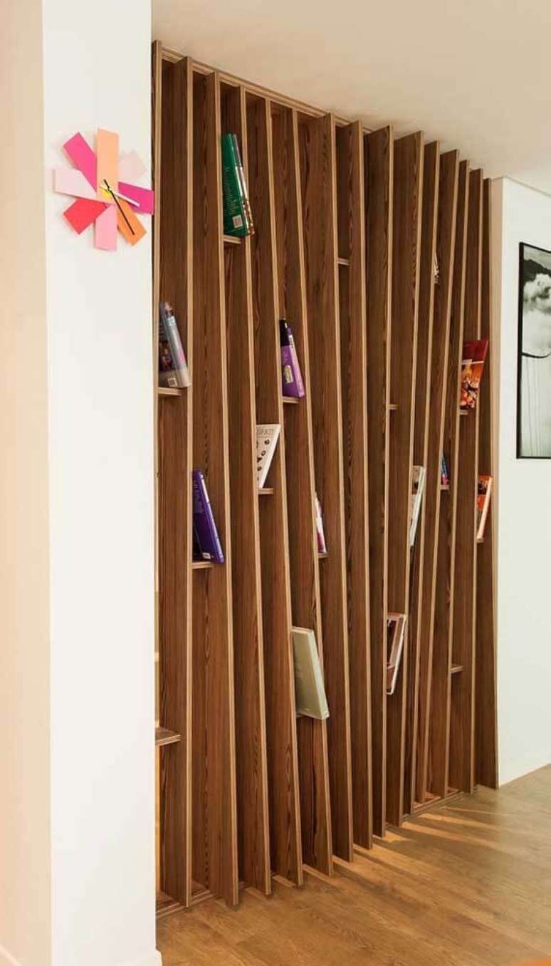 19. Divis&oacute;ria de madeira com estante para livros e revistas &ndash; Foto Decor Facil