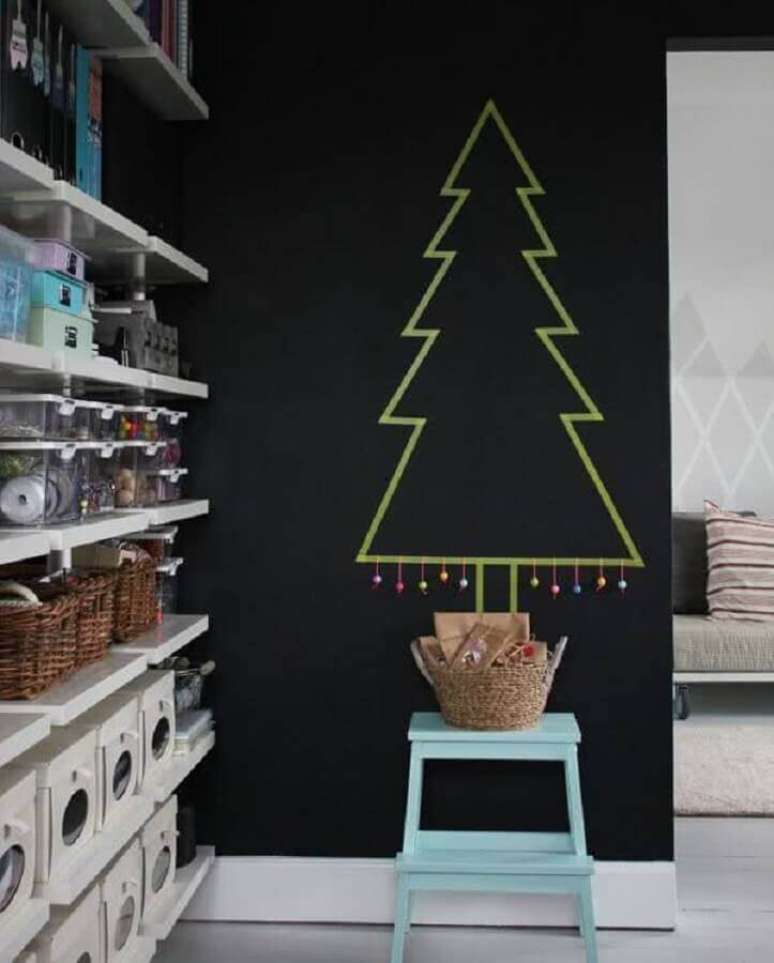 39. Como montar &aacute;rvore de Natal na parede para decora&ccedil;&atilde;o simples &ndash; Foto: Deavita
