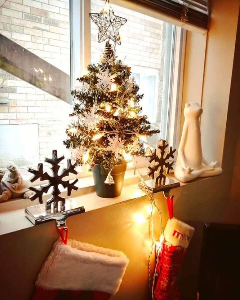 43. Como montar &aacute;rvore de Natal pequena e simples para decora&ccedil;&atilde;o de janela &ndash; Foto: RenovarTuHogar