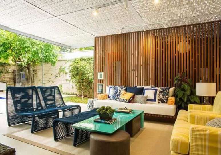 22. Divis&oacute;ria de madeira para sala com jardim de inverno atr&aacute;s da sala &ndash; Foto Marilia Caetano