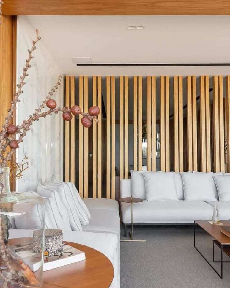 39. Divisória de madeira para sala de estar moderna com conjunto de sofás off white – Foto Larissa Catossi Arquitetura