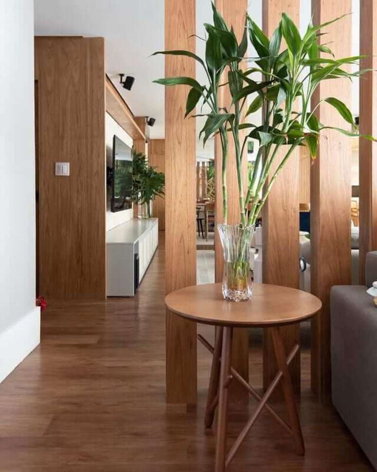 48. Divisória de madeira para sala moderna com mesa lateral para vaso – Foto Larissa Catossi
