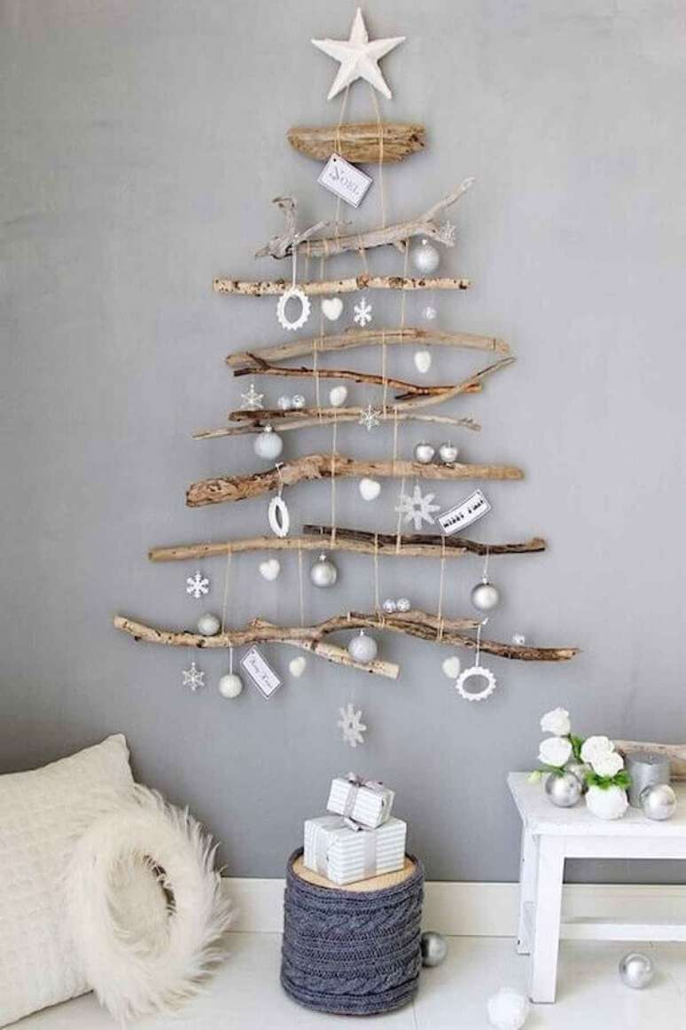 38. Como montar &aacute;rvore de Natal na parede para decora&ccedil;&atilde;o rustica &ndash; Foto: Coach Decor