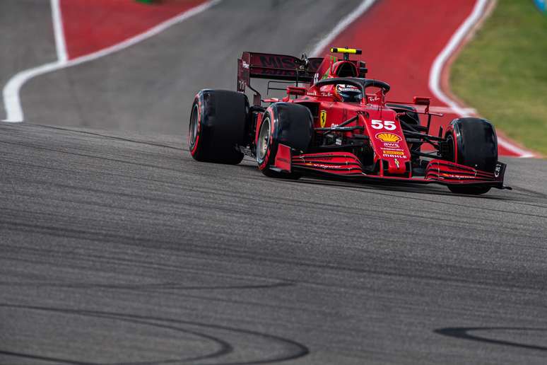 Carlos Sainz chega à curva 1 do Circuito das Américas