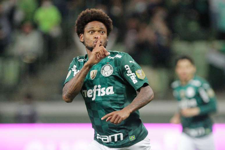 Luiz Adriano fez sinal de silêncio para a torcida após o gol