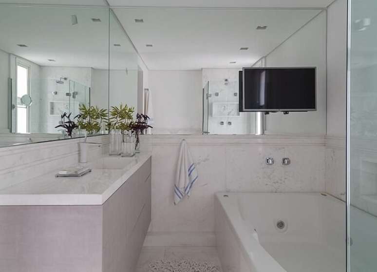 17. Projeto de banheiro clean com banheira simples de hidromassagem. Fonte: Eliane Mesquita