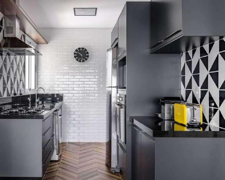 44. Cozinha planejada cinza decorada com azulejo tijolinho branco – Foto: Andrea Murao