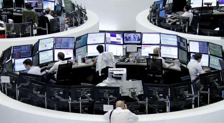 Operadores em Bolsa de Frankfurt
 24/6/2016  REUTERS/Staff/Remote
