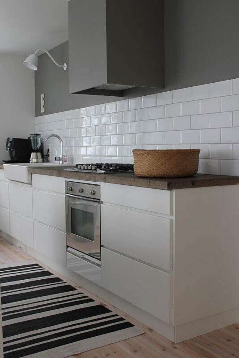 34. Azulejo tijolinho branco para decoração de cozinha simples com gabinete planejado – Foto: Homedit