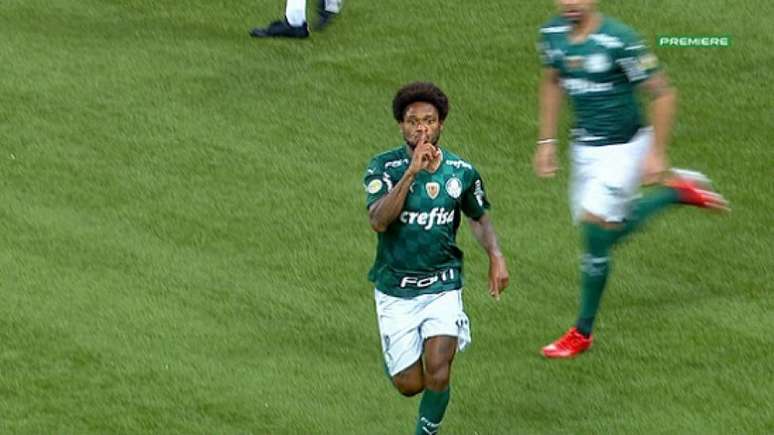 Luiz Adriano fez gesto de silêncio para a torcida do Palmeiras no Allianz Parque (Foto: Reprodução / Premiere / Globo)