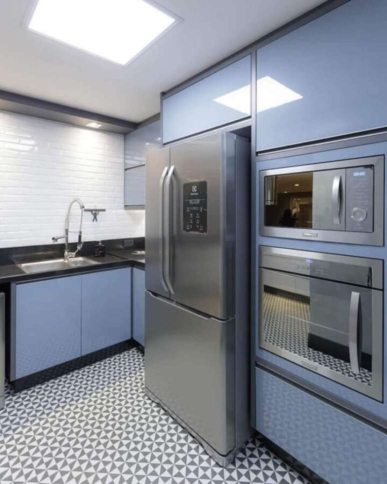 20. Azulejo branco para decoração de cozinha azul planejada – Foto: Cynthia Rolnik