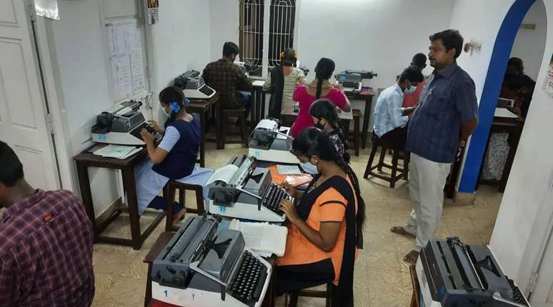 Na Índia, adquirir habilidades de datilografia pode ajudar as pessoas a conseguirem empregos com mais facilidade