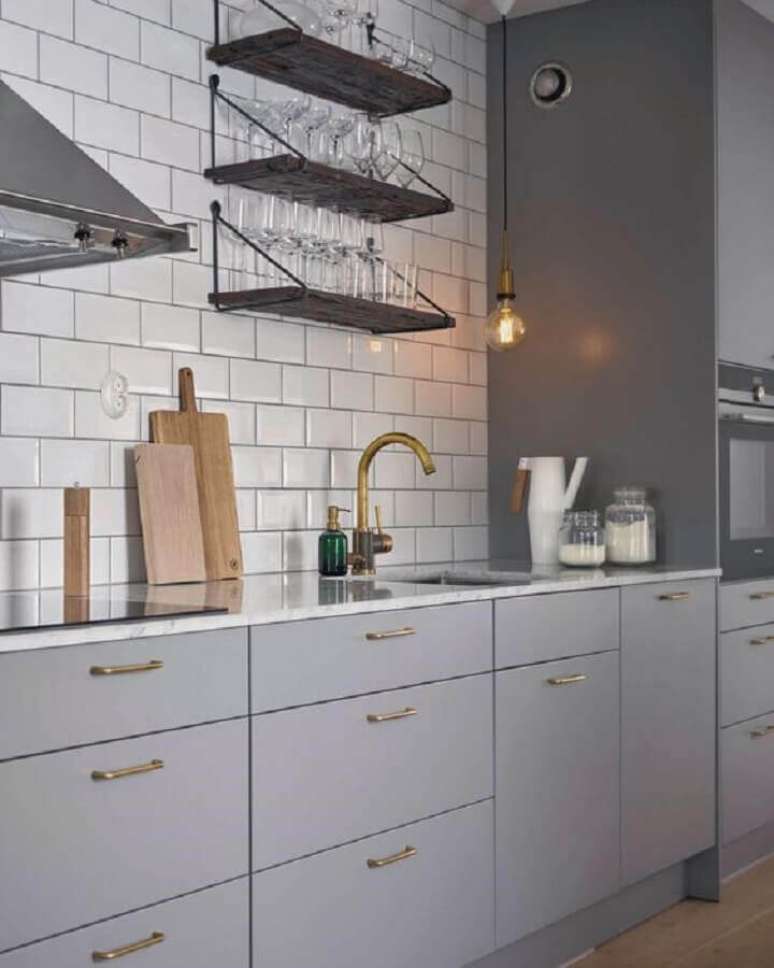 53. Decoração de cozinha cinza planejada com azulejo tijolinho branco – Foto: Coco Lapine Design