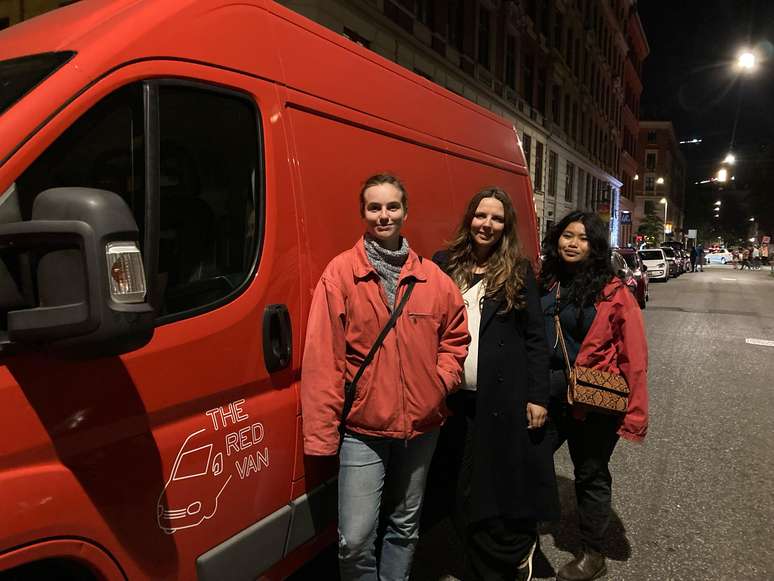 Voluntárias da Red Van Pauline Hoffman Schroder, Sine Plambech e Aphinya Jatuparisakul