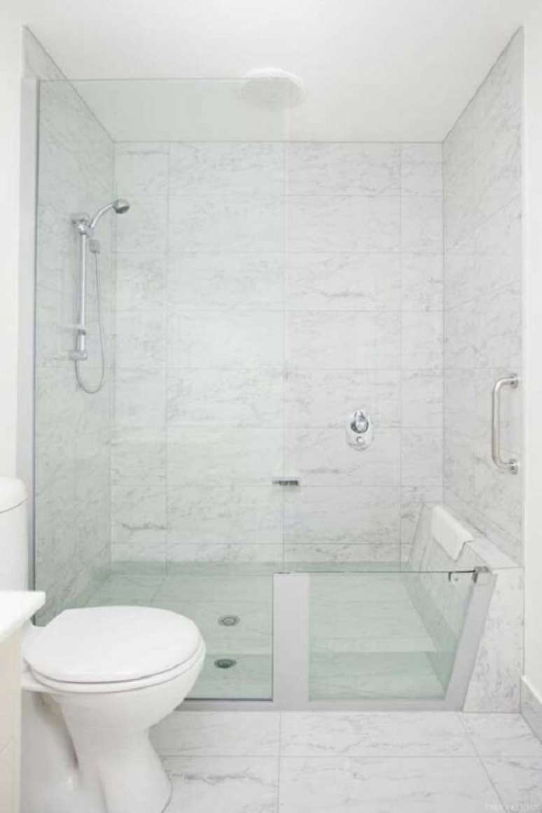 46. A banheira simples de vidro traz uma sensa&ccedil;&atilde;o de amplitude no espa&ccedil;o. Fonte: Decor F&aacute;cil