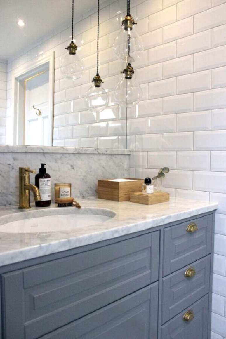 30. Azulejo tijolinho branco para banheiro decorado com luminária pendente e gabinete cinza clássico – Foto: Bland damm & dekor