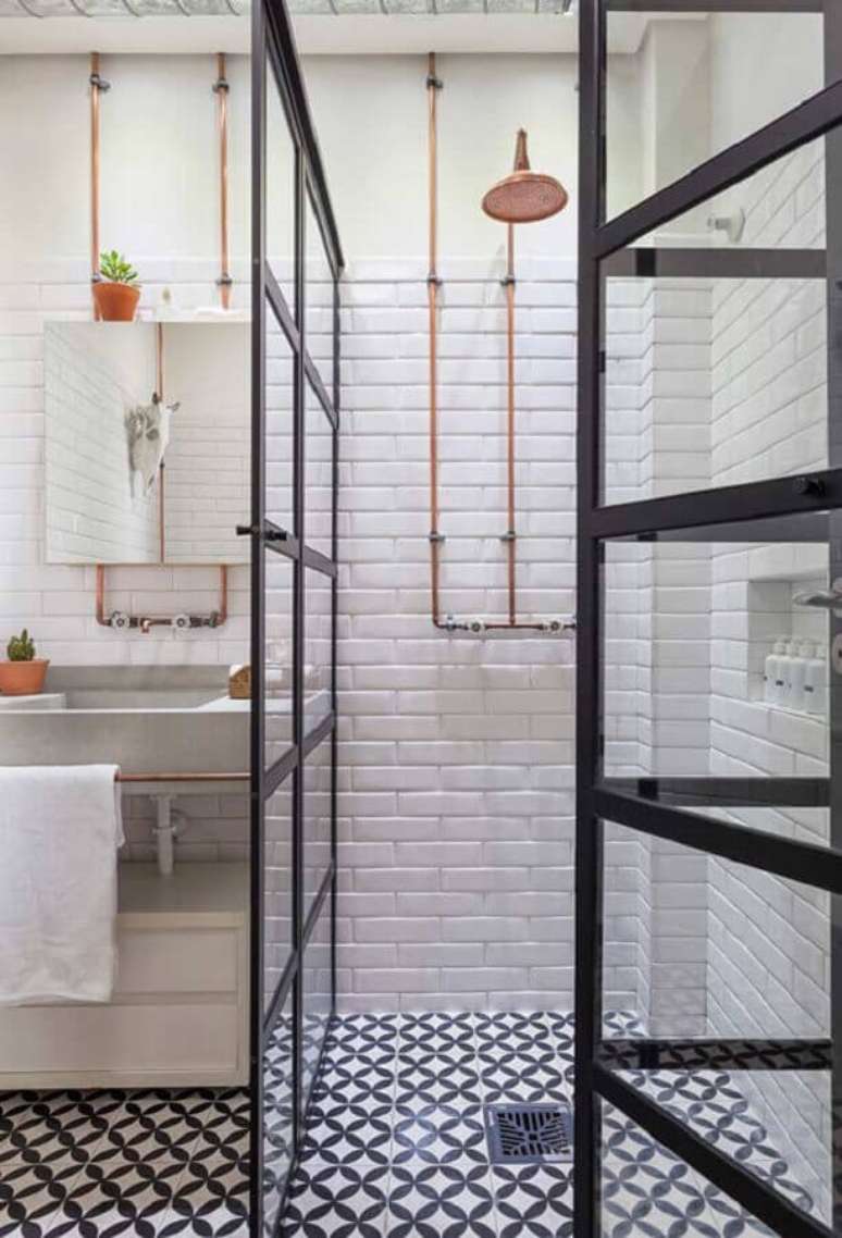 11. Azulejo branco para banheiro industrial decorado com piso preto e branco &ndash; Foto: Futurist Architecture