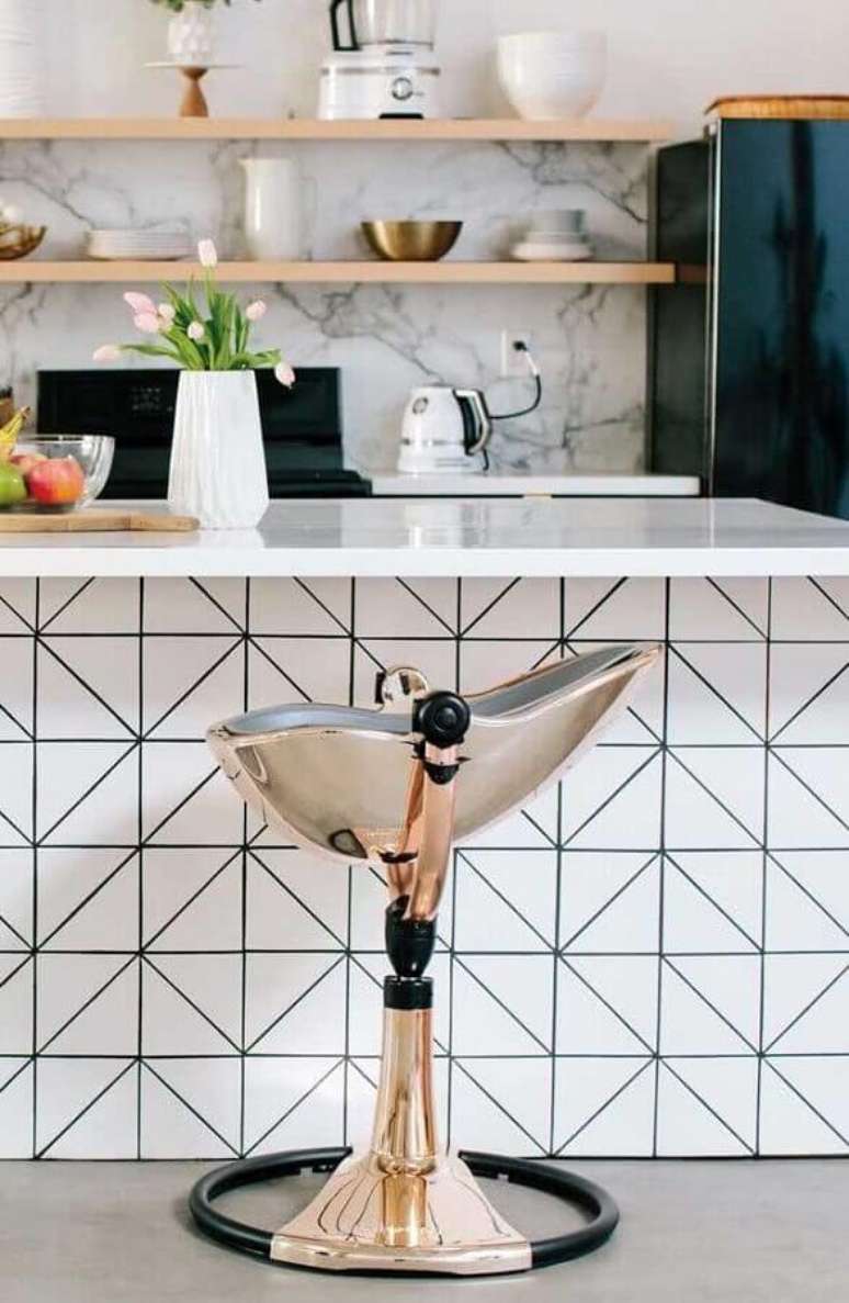 43. Cozinha decorada com azulejo branco com rejunte preto – Foto: Decor Fácil
