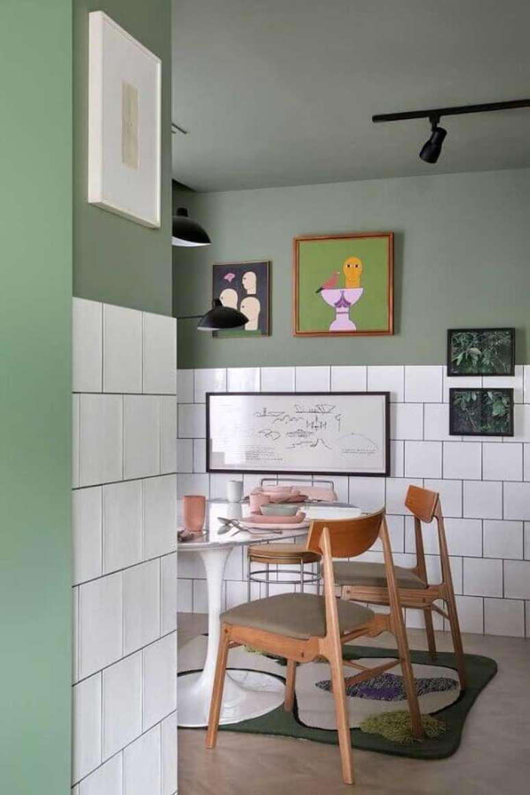 23. Azulejo branco para decora&ccedil;&atilde;o de sala de jantar simples com mesa redonda &ndash; Foto: Escrit&oacute;rio Beta Arquitetura