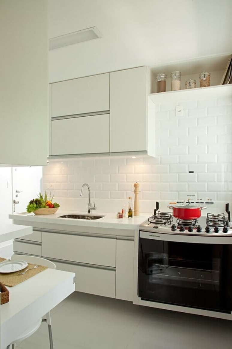 45. Cozinha planejada simples decorada com azulejo branco – Foto: Renata Molinari Arquitetura e Interiores