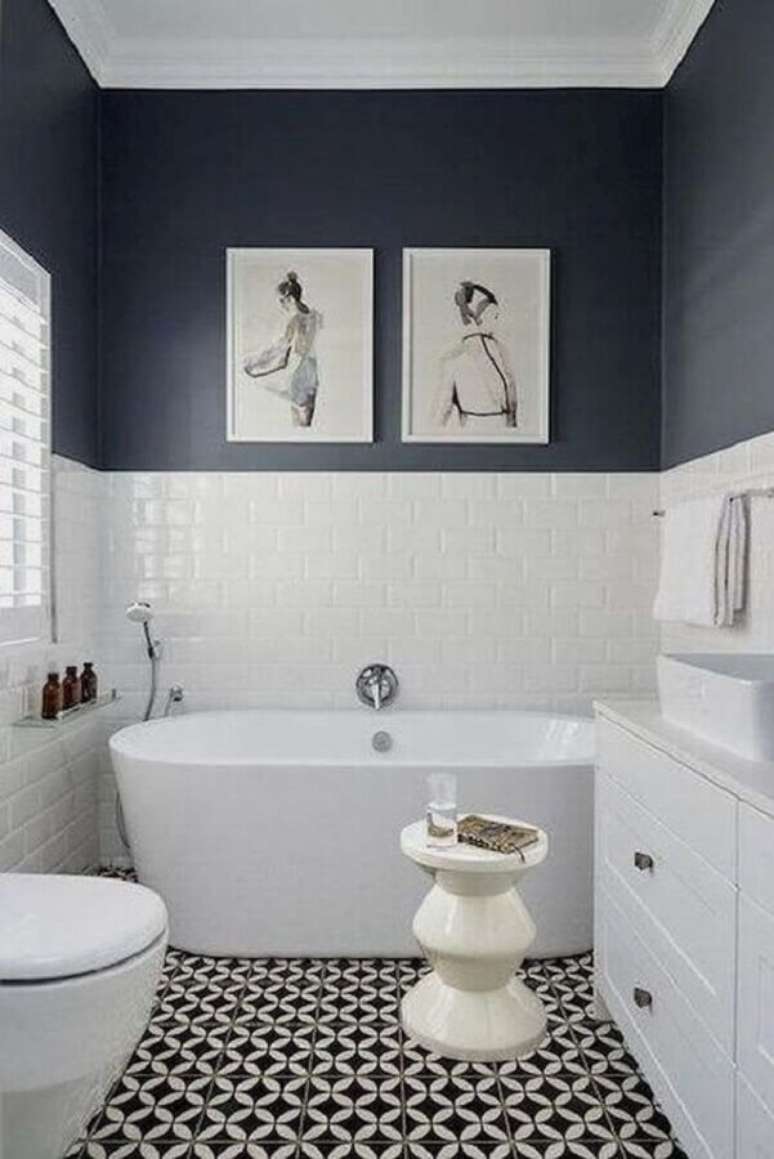 1. Azulejo tijolinho branco meia parede para decoração de banheiro com banheira de imersão – Foto: House of British Ceramic Tile