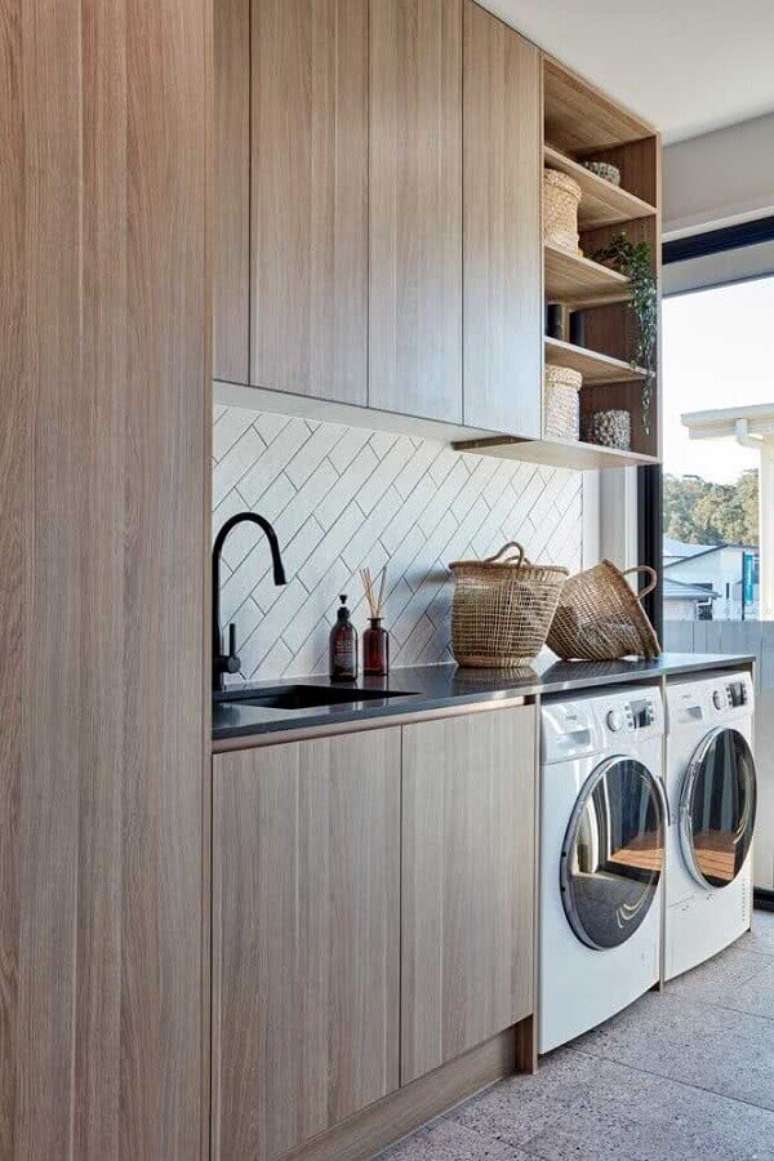 22. Azulejo branco para decoração de lavanderia com armário de madeira – Foto: Houzz