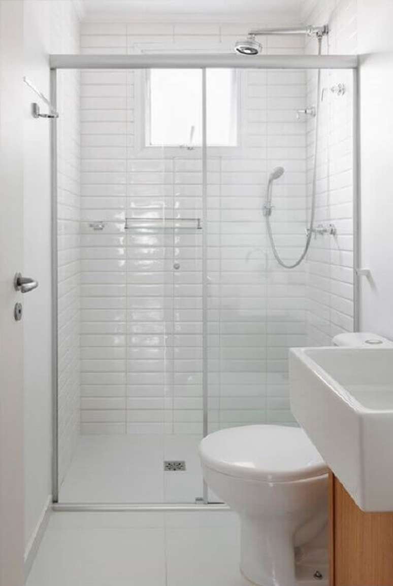 47. Decoração clean com azulejo branco para banheiro pequeno – Foto: Archtrends