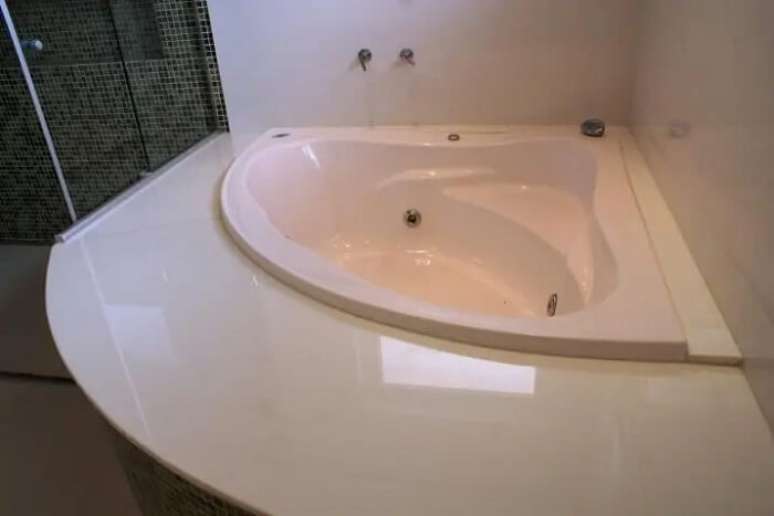 40. Banheira simples de hidromassagem de canto. Projeto de Rosani Gomes
