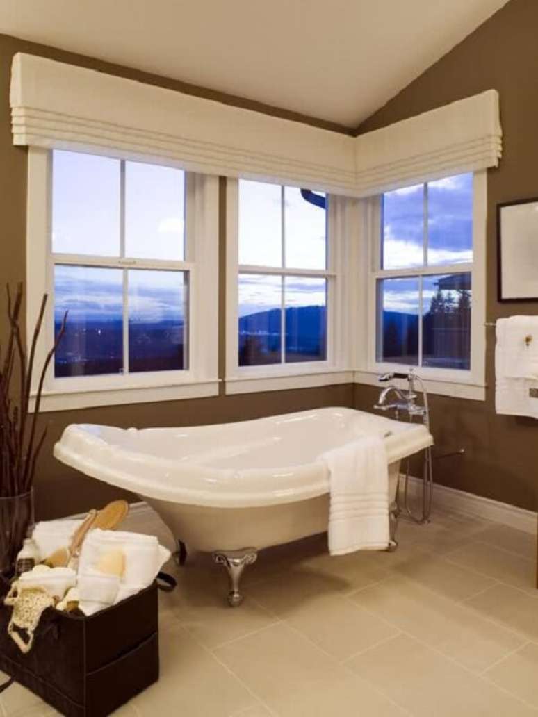 22. Modelo de banheira simples de p&eacute; met&aacute;lico. Fonte: Decor F&aacute;cil