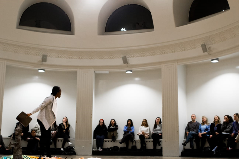 Jewel apresentando sua pe&ccedil;a em Copenhague