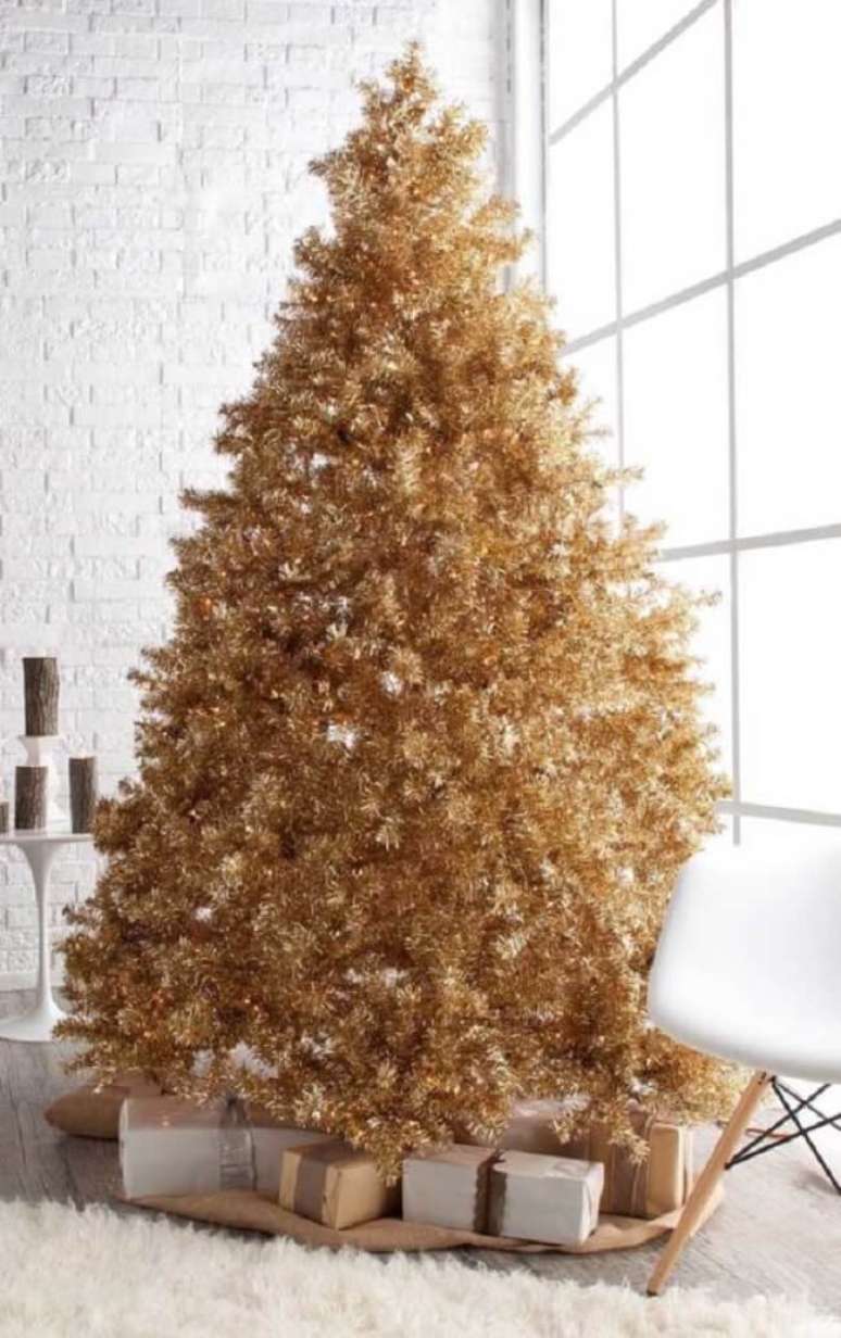 2. Decoração clean com árvore de natal dourada. Fonte: Decor Fácil