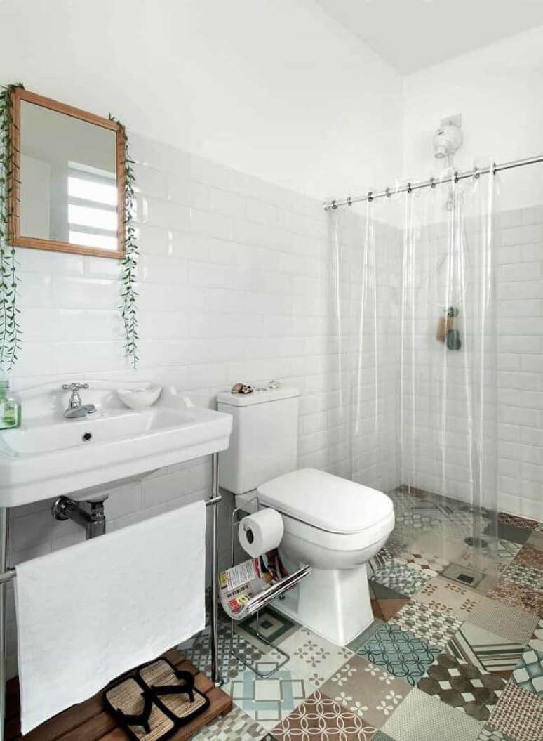 60. Piso ladrilho hidr&aacute;ulico para decora&ccedil;&atilde;o de banheiro simples com azulejo branco &ndash; Foto: Luis Gomes &ndash; Minha Casa