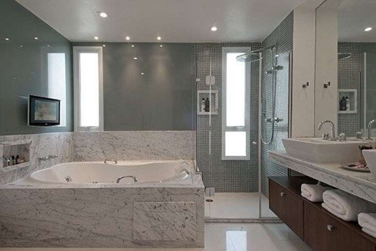 12. Banheira simples de hidromassagem traz conforto para os moradores do im&oacute;vel. Fonte: Colormix para um Ambiente Ideal