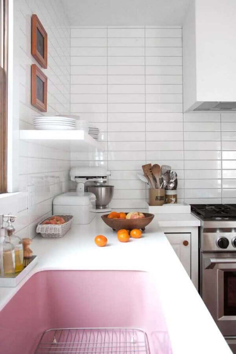 35. Bancada de canto para cozinha decorada com azulejo branco – Foto: Decor Fácil