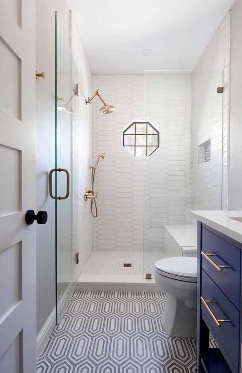 39. Banheiro pequeno decorado com azulejo branco e gabinete azul – Foto: Houzz