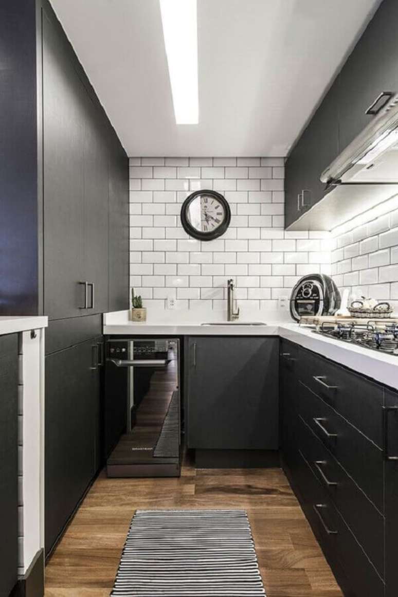 21. Azulejo branco para decora&ccedil;&atilde;o de cozinha planejada preta e branca &ndash; Foto: Pietro Terlizzi Arquitetura e Design