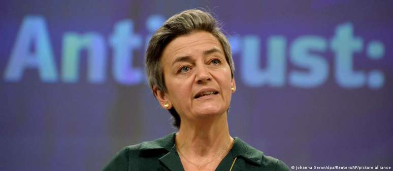 Vestager disse que levar o Facebook aos tribunais antitruste "não é suficiente" e que regulamentações mais rígidas também são necessárias