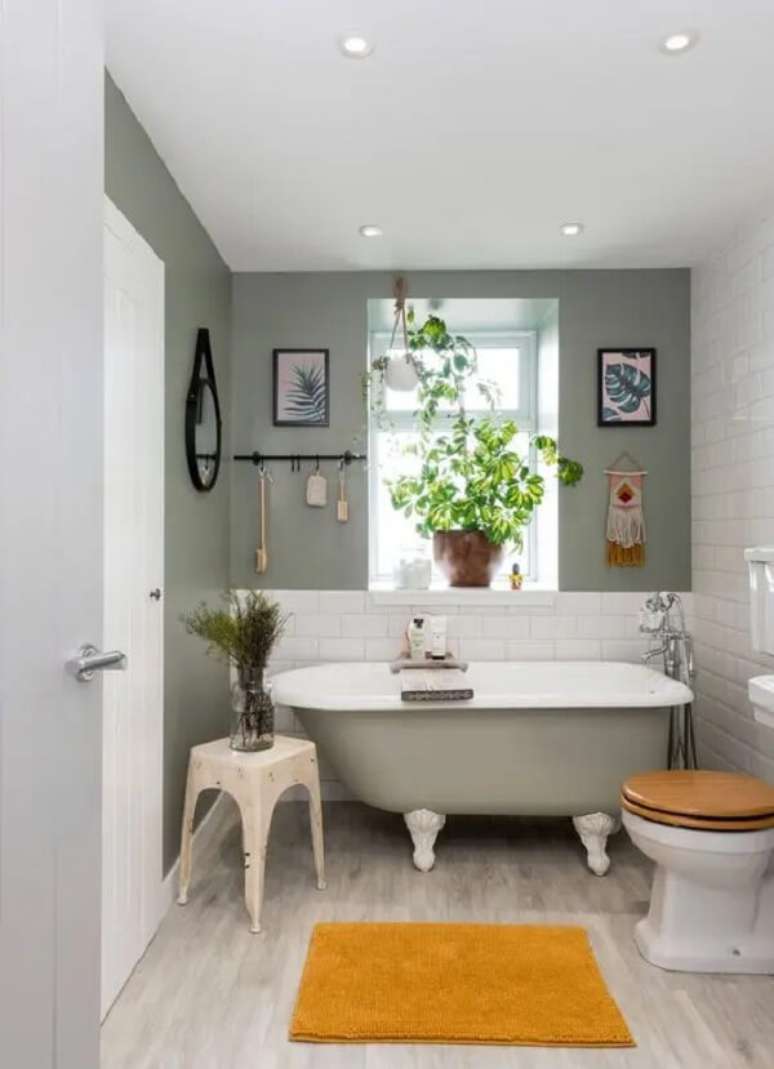 1. Banheira com suporte simples de madeira para apoio de produtos de higiene. Fonte: Real Homes