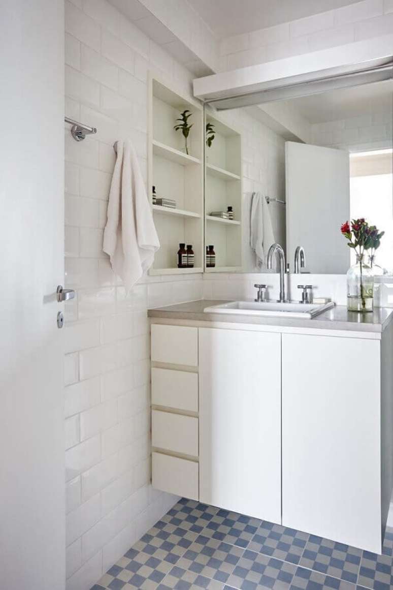 27. Azulejo para banheiro branco decorado com gabinete suspenso – Foto: Homify