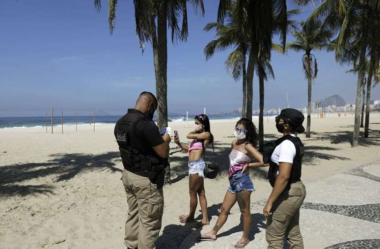 Guarda municipal aplica multa em duas mulheres que não usavam máscara na Praia do Leme, no Rio de Janeiro
20/03/2021 REUTERS/Ricardo Moraes