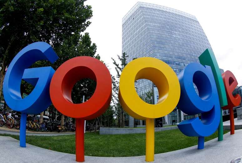 Logotipo da marca do Google, da Alphabet Inc, pode ser visto fora de seu escritório em Pequim, na China, 
08/08/2018
REUTERS/Thomas Peter