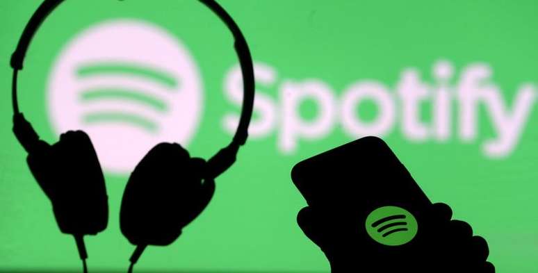 Smartphone e um fone de ouvido são vistos na frente de uma projeção de tela de um logotipo do Spotify, nesta ilustração fotográfica tirada e
01/04/2018
REUTERS/Dado Ruvic