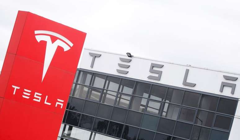 Logotipo da Tesla em uma revendedora em Londres. 14/5/2021. REUTERS/Matthew Childs