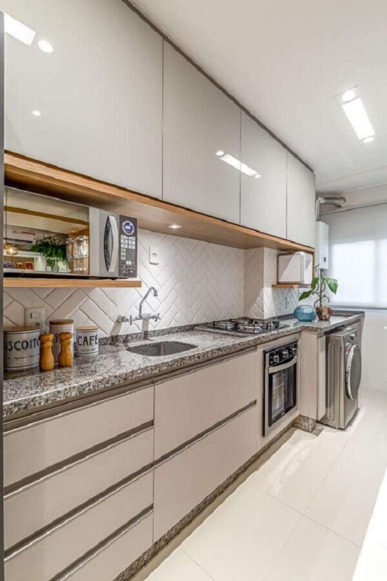2. Cores neutras para decoração de cozinha planejada com azulejo branco – Foto: RP Guimaraes