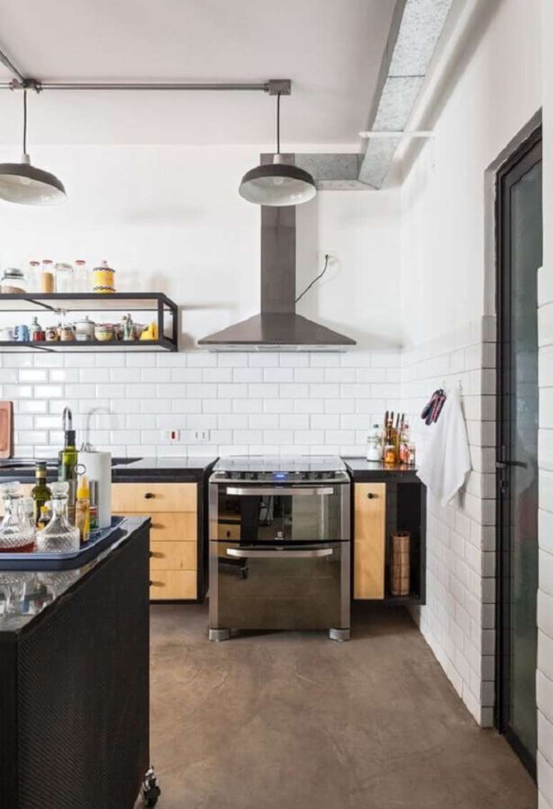 59. Decoração simples para cozinha estilo industrial com azulejo branco – Foto: Alessandro Guimarães