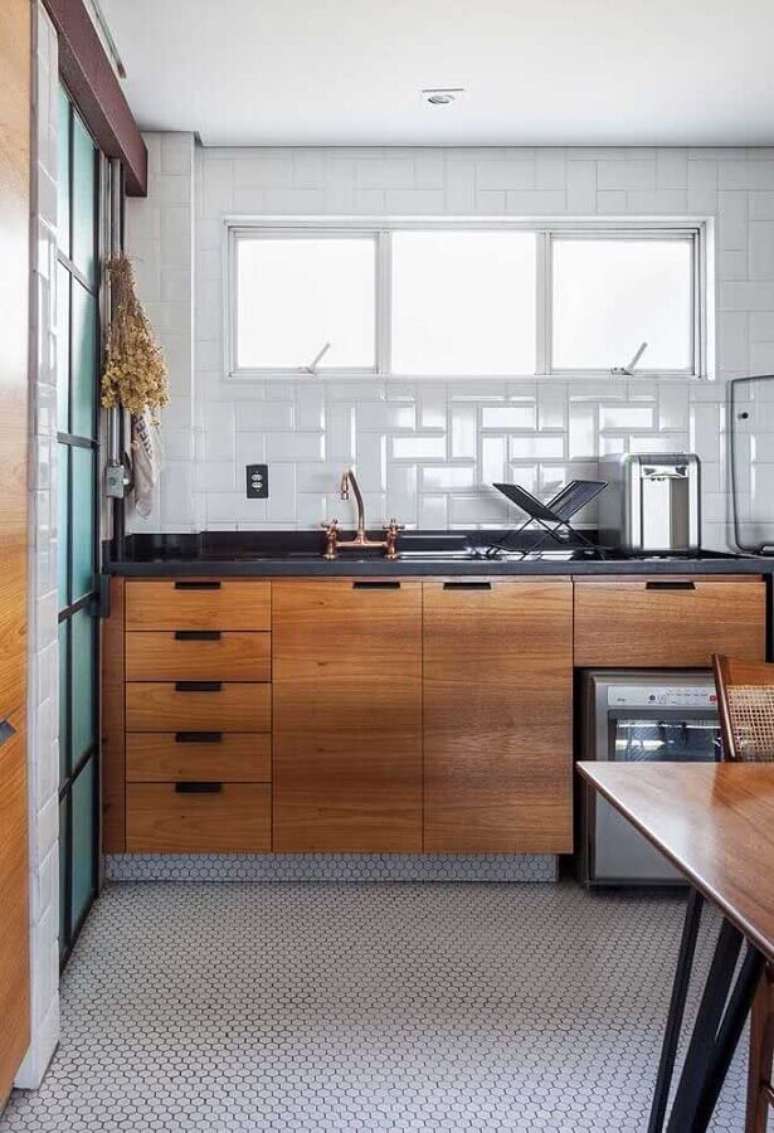 54. Decoração de cozinha com azulejo branco e gabinete de madeira planejado – Foto: Archilovers