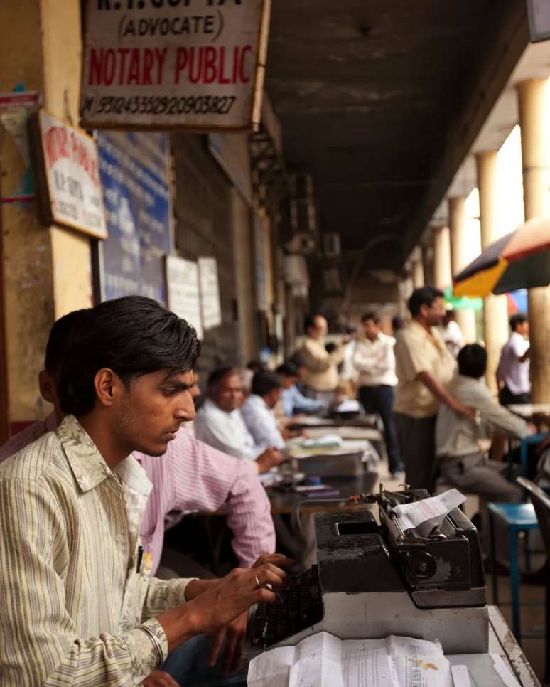 Ainda há um grande número de datilógrafos na Índia, que se sentam do lado de fora dos escritórios jurídicos e batem anotações de processos em suas máquinas de escrever