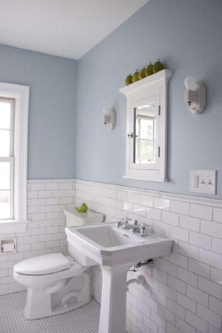 28. Azulejo tijolinho branco meia parede para decoração de banheiro com estilo retro – Foto: House of British Ceramic Tile
