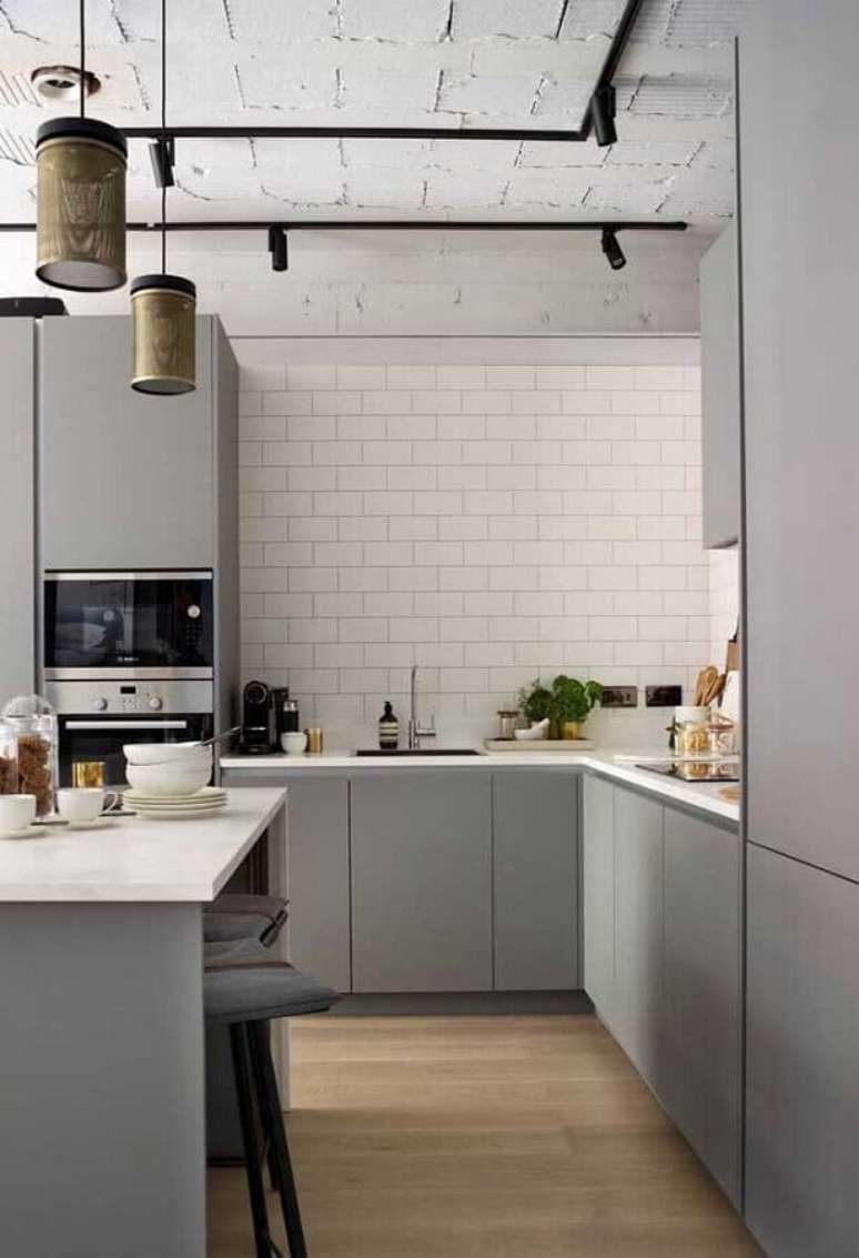 42. Cozinha cinza decorada com trilho de luz e azulejo branco &ndash; Foto: Futurist Architecture