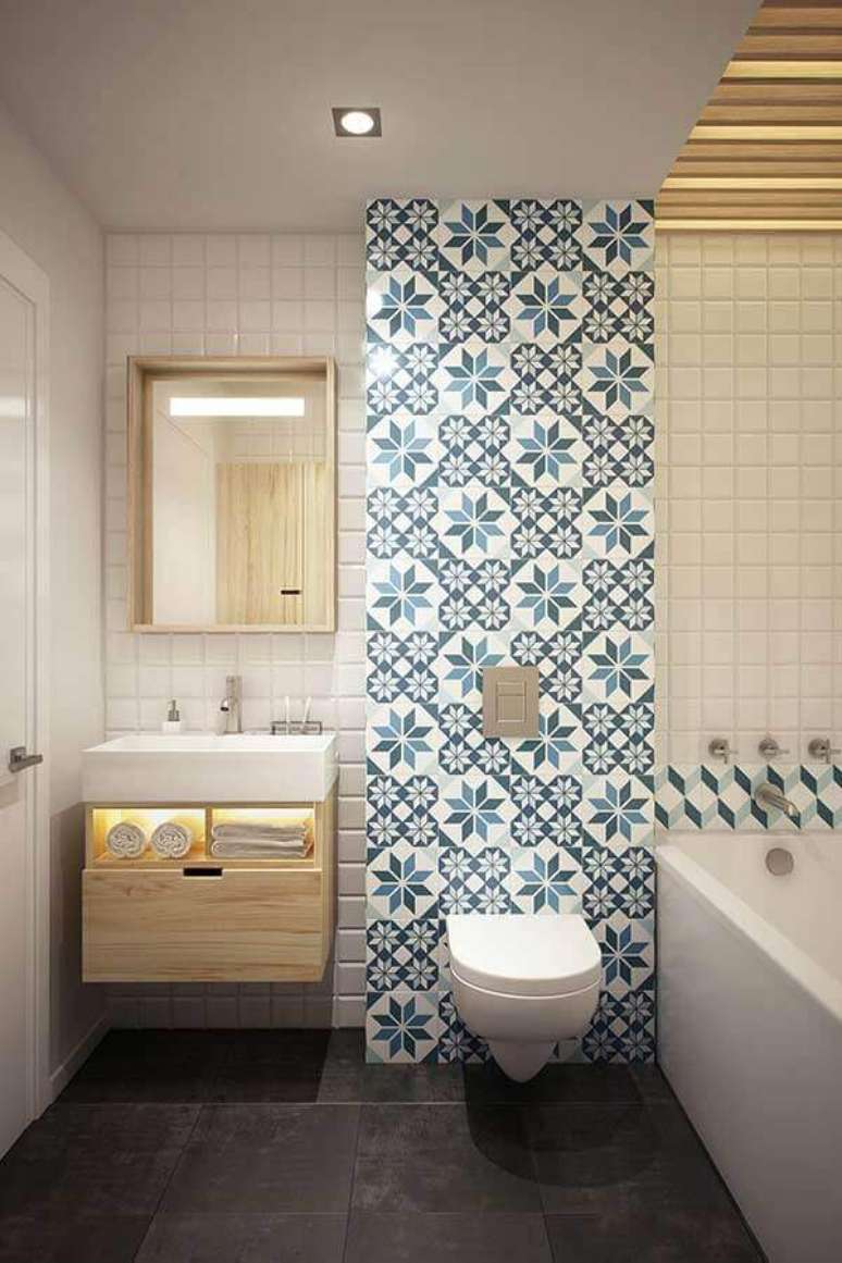 8. Azulejo branco para banheiro decorado com gabinete pequeno suspenso – Foto: Houzz